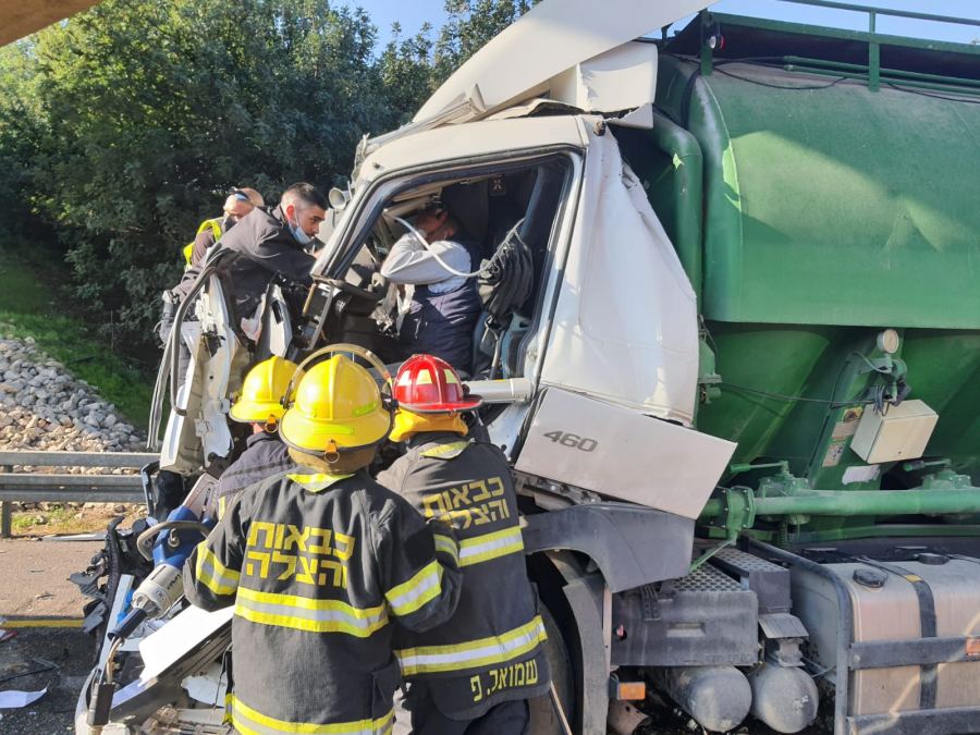 تخليص سائق شاحنة اثر حادث طرق على شارع 6 - مفرق عيرون